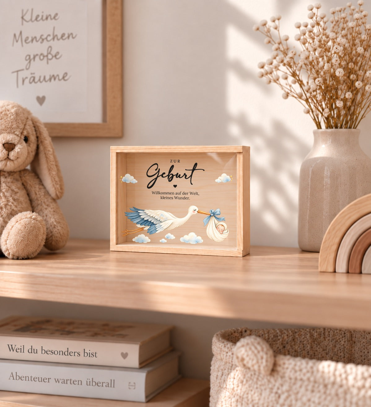 Holzkiste zur Geburt im Storchen-Design als Erinnerung im Kinderzimmer-Regal