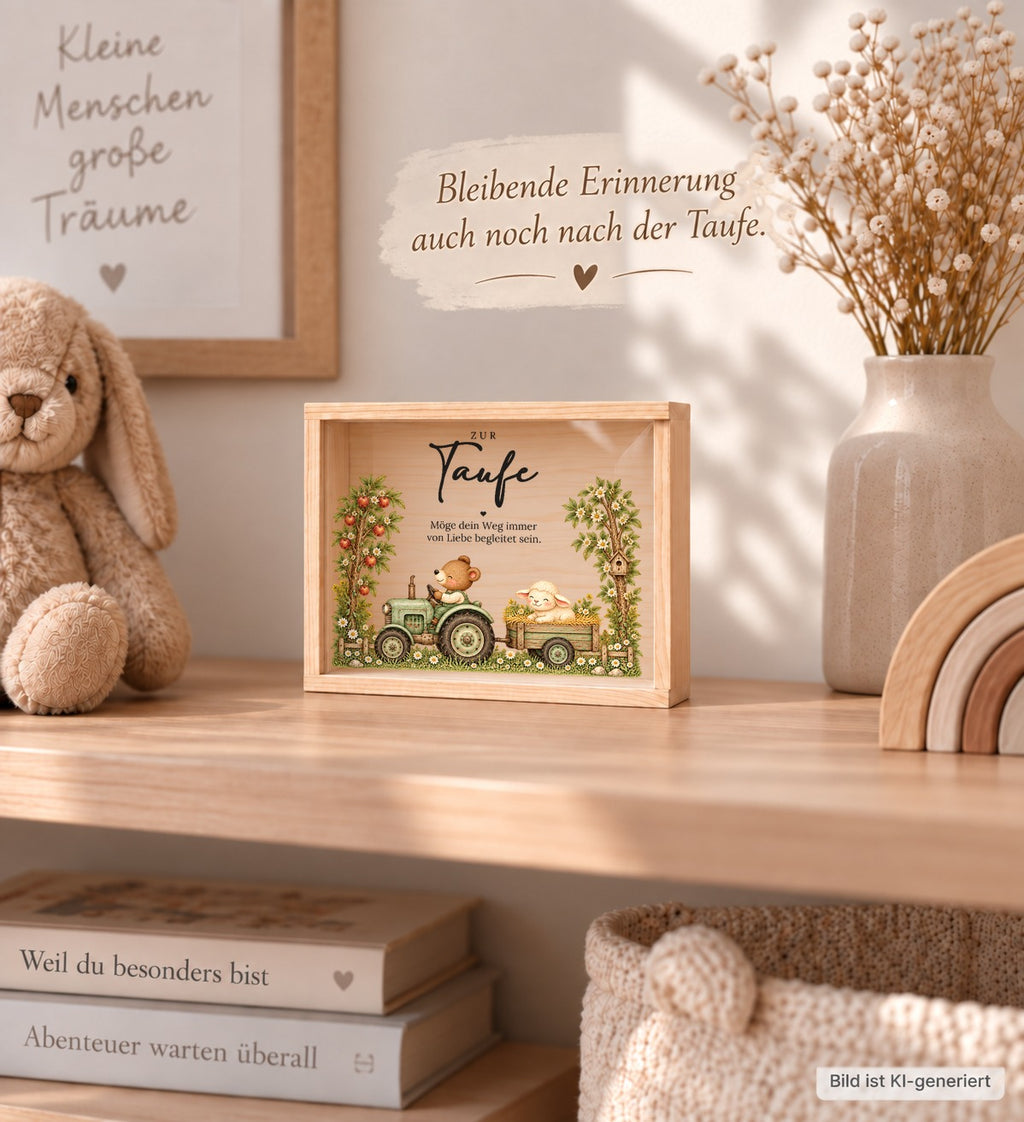 Taufkiste mit Traktor als Erinnerung im Kinderzimmerregal
