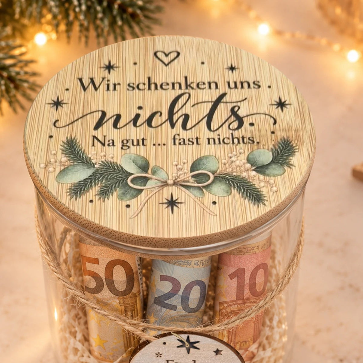 Bedruckter Bambusdeckel mit Spruch „Wir schenken uns nichts. Na gut … fast nichts.“