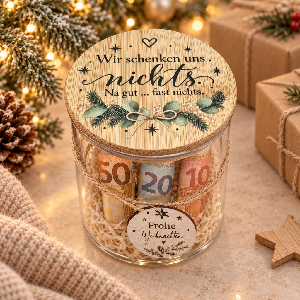 Geldgeschenk Weihnachten im Glas unter dem Weihnachtsbaum zwischen Geschenken