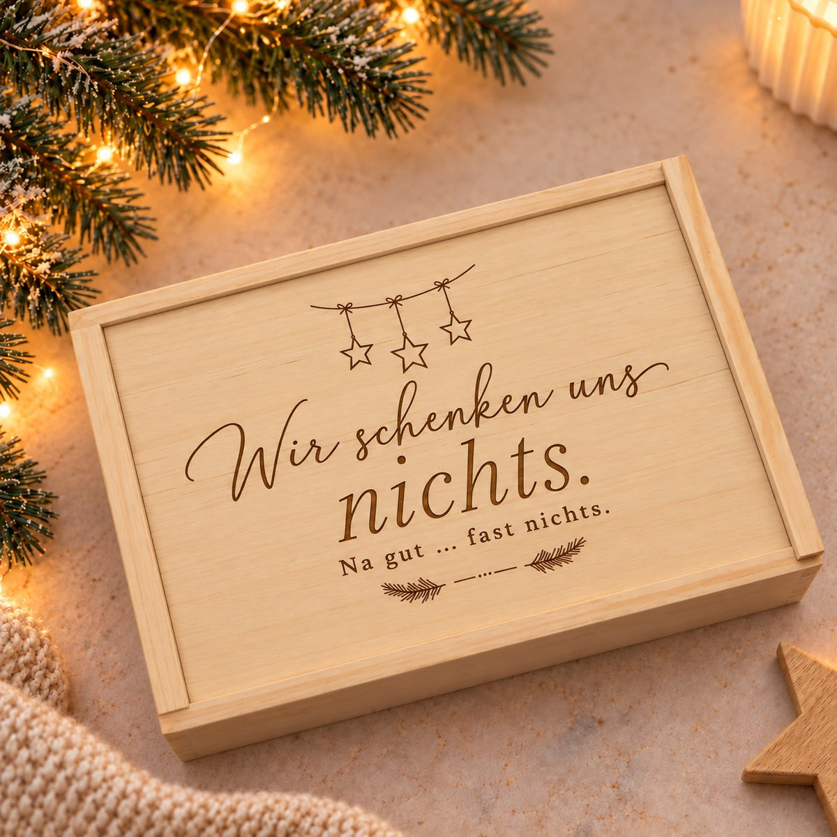Geschlossene Holzkiste im Design Sterne mit Gravur „Wir schenken uns nichts. Na gut … fast nichts.“
