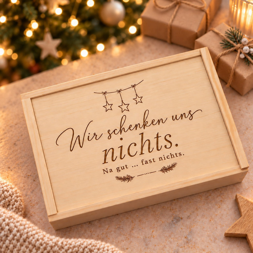 „Wir schenken uns nichts“-Holzkiste im Design Sterne unter dem Weihnachtsbaum
