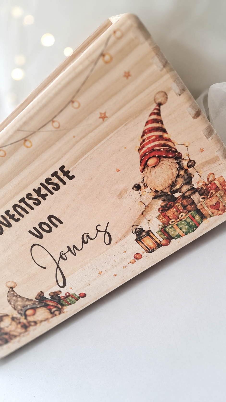 Personalisierte Adventskiste von Jonas aus Holz mit Wichtelmotiv – Detailansicht