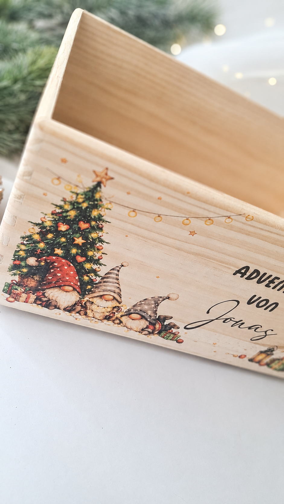 Offene personalisierte Adventskiste von Jonas aus Holz mit Wichtelmotiv