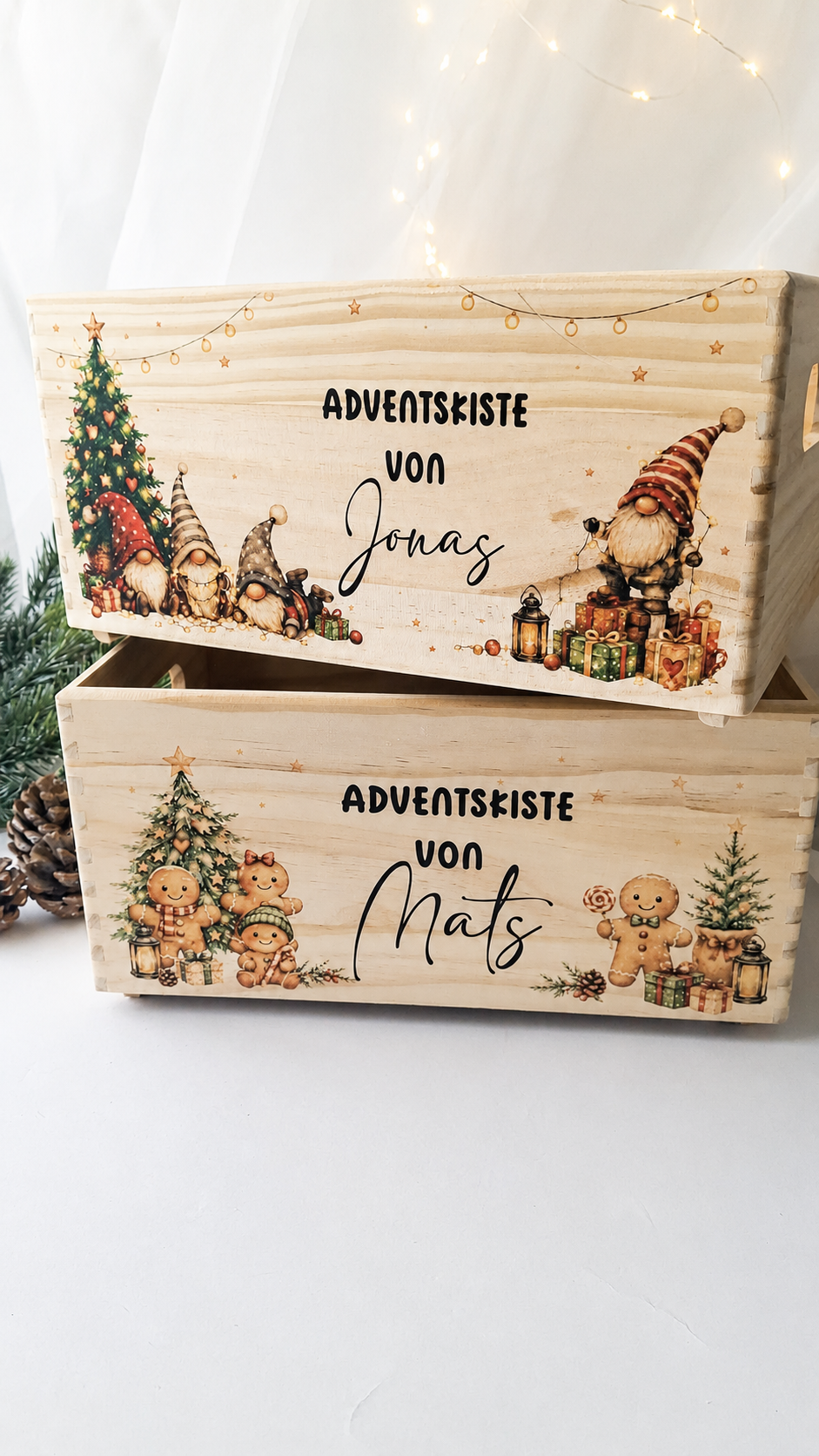 Personalisierte Adventskisten aus Holz mit Wichtel- und Lebkuchenmotiv