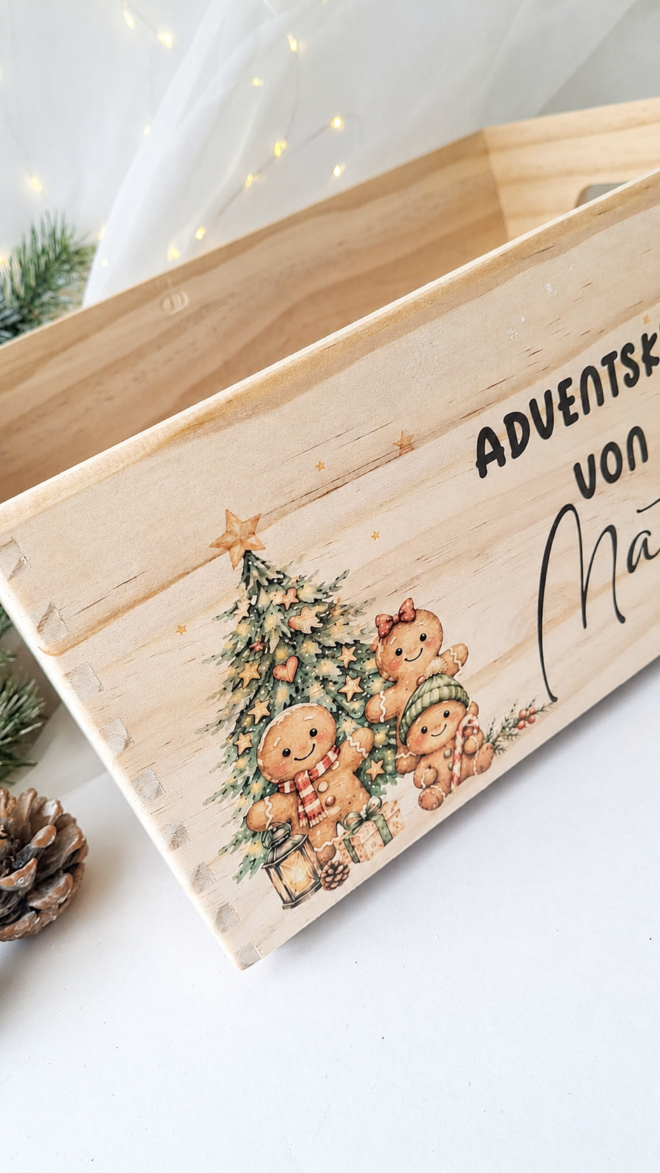 Personalisierte Adventskiste von Mats aus Holz mit Lebkuchenmotiv – Seitenansicht