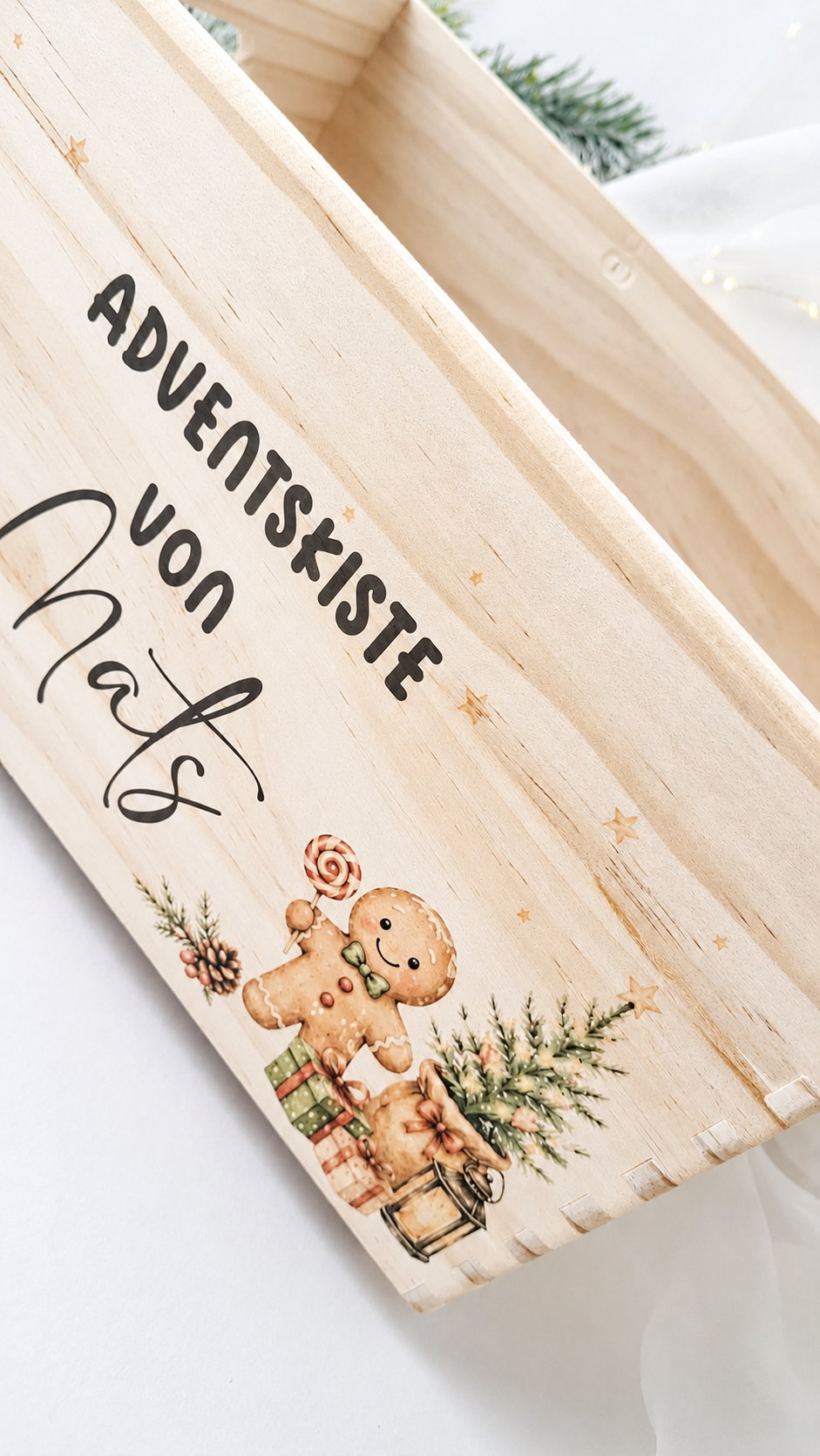 Personalisierte Adventskiste von Mats aus Holz mit Lebkuchenmotiv – Detailansicht