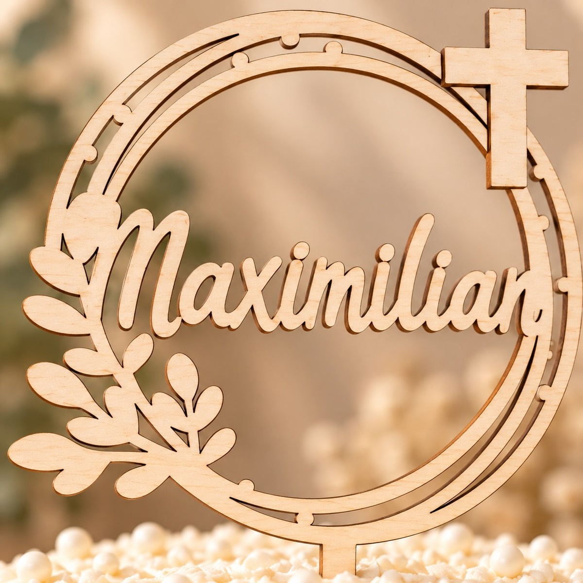 Personalisierter Cake Topper zur Konfirmation: Name in Schreibschrift aus Holz ausgeschnitten