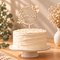 Caketopper zur Taufe aus Holz mit Namen im Blätterkranz und Taube mit Schriftzug Zur Taufe auf der Tauftorte