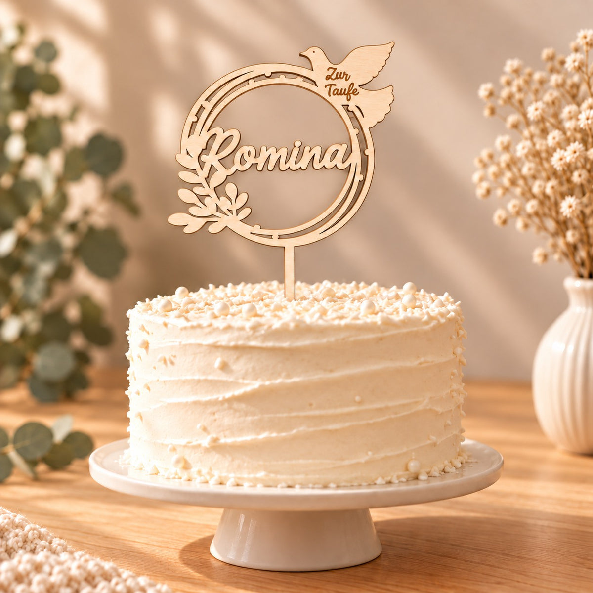 Caketopper zur Taufe aus Holz mit Namen im Blätterkranz und Taube mit Schriftzug Zur Taufe auf der Tauftorte