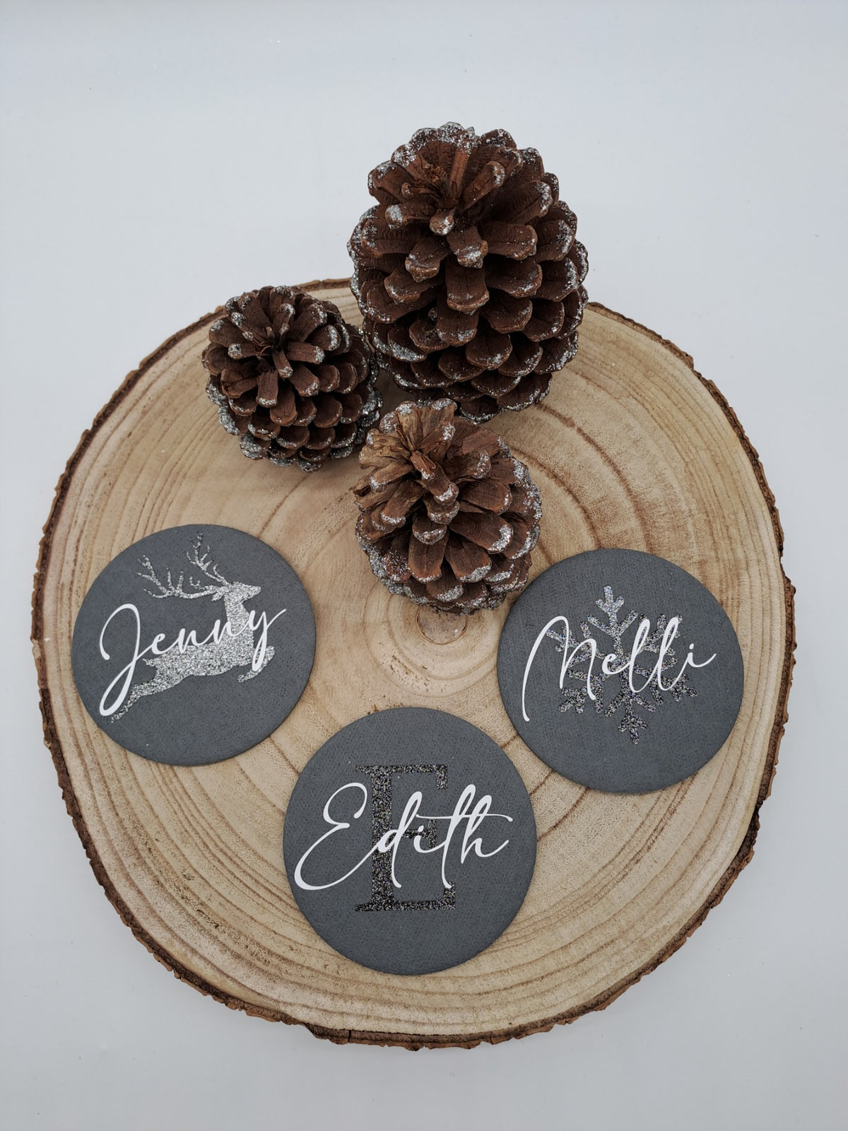 Graue Filzuntersetzer personalisiert mit Jenny, Nelli und Edith sowie Hirsch, Schneeflocke und Buchstabe