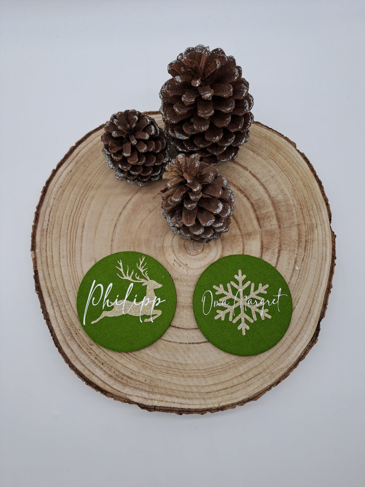 Grüne personalisierte Filzuntersetzer zu Weihnachten mit Wunschname, Hirsch und Schneeflocke
