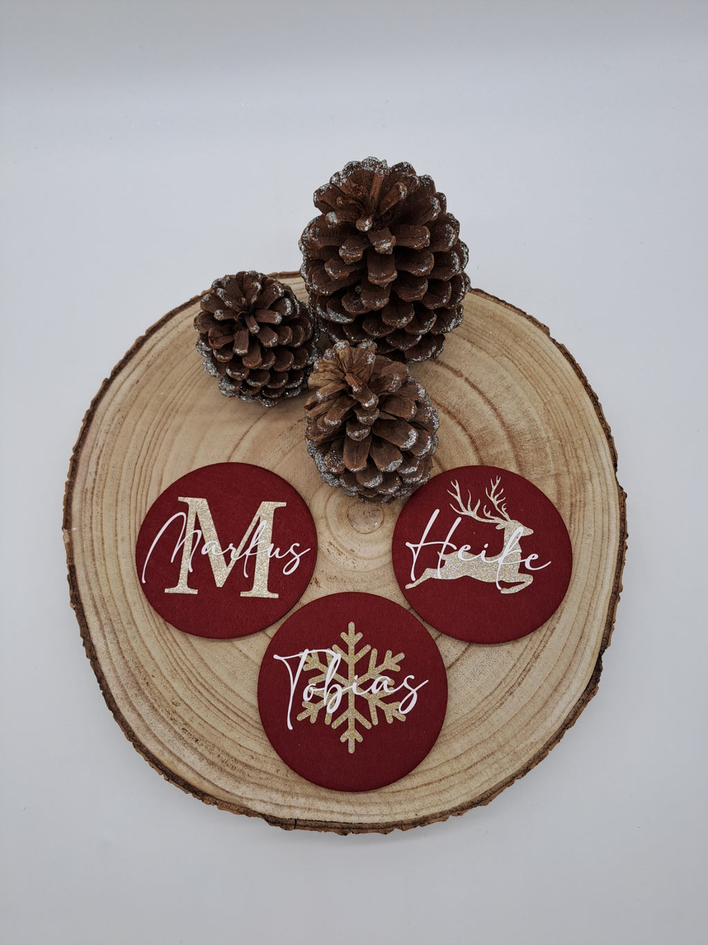 Rote personalisierte Filzuntersetzer mit Namen Markus, Heide und Tobias und Weihnachtsmotiven