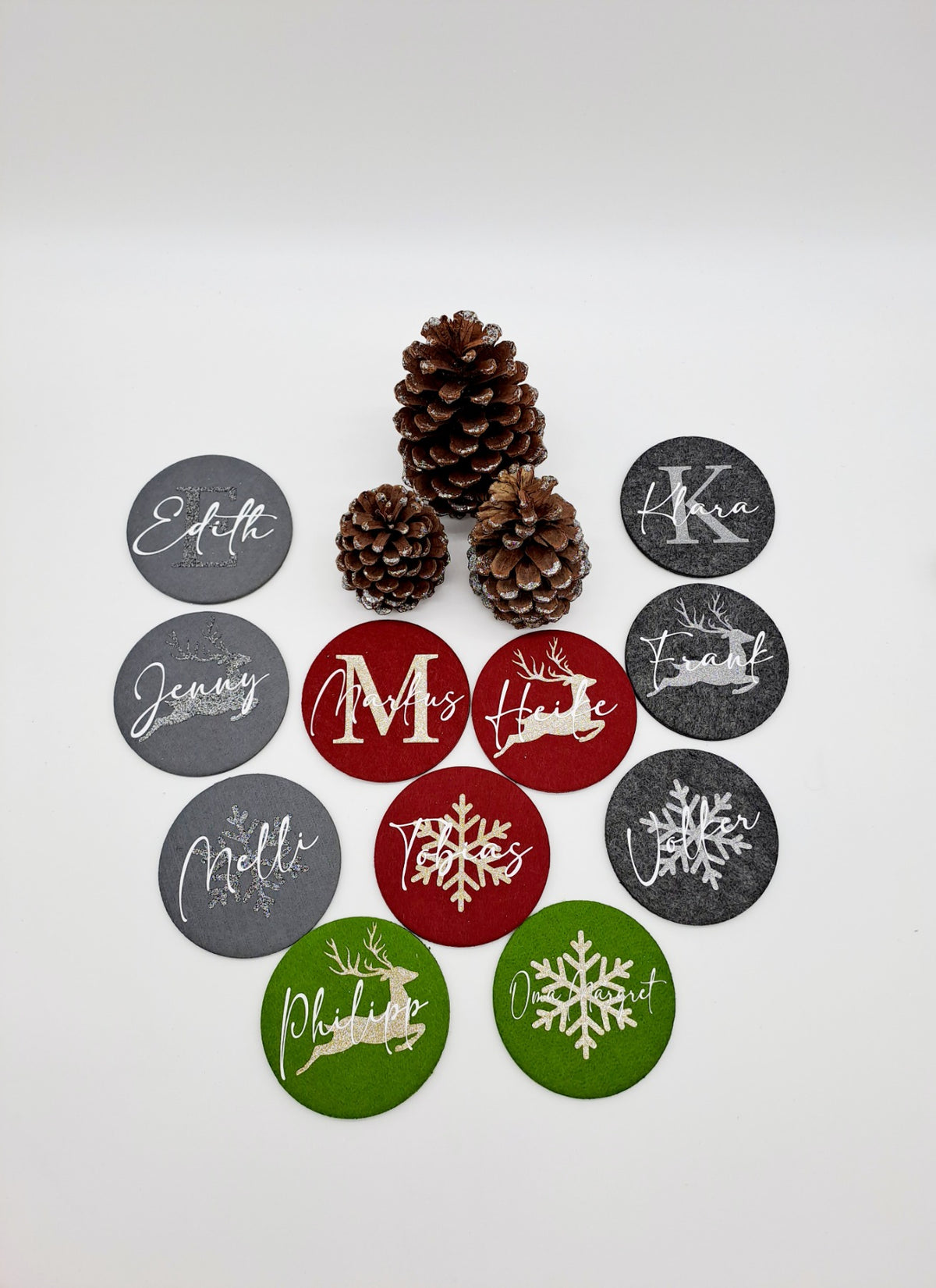 Personalisierte Untersetzer aus Filz in Grau, Rot und Grün mit Namen, Buchstaben und Weihnachtsmotiven