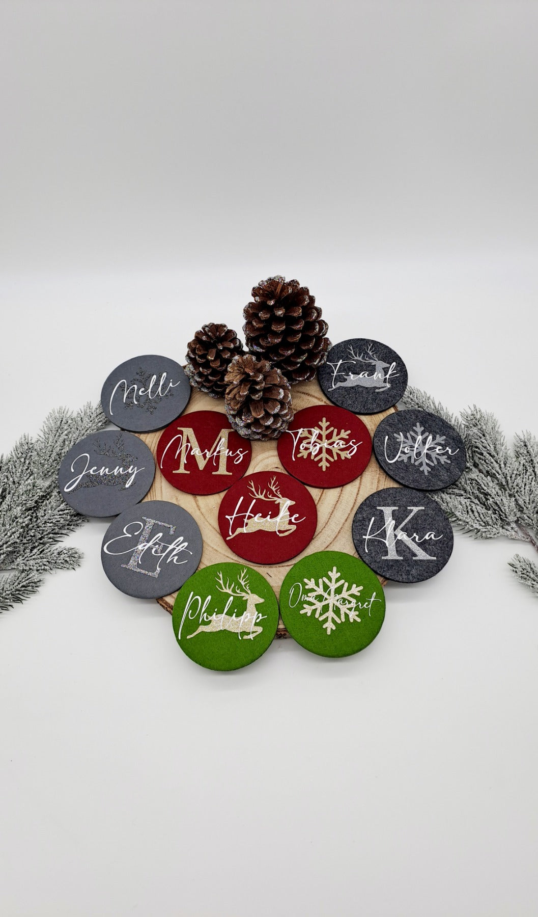 Personalisierte Filzuntersetzer zu Weihnachten in Rot, Grün und Grau mit Namen und Motiven