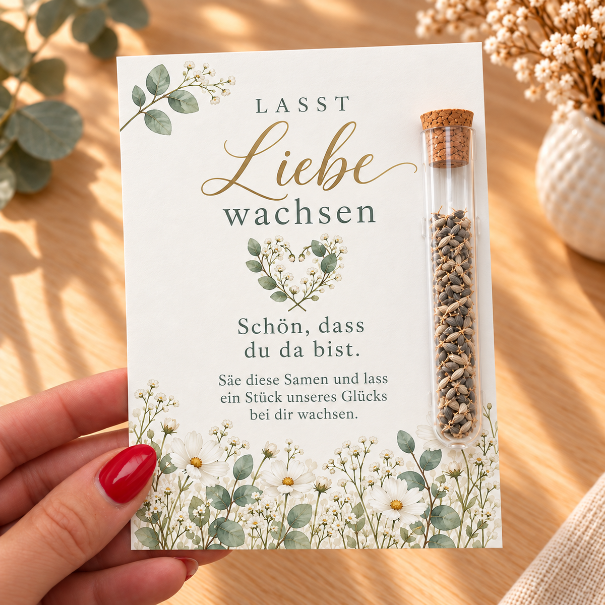 Gastgeschenk zur Hochzeit mit Eukalyptus in der Hand