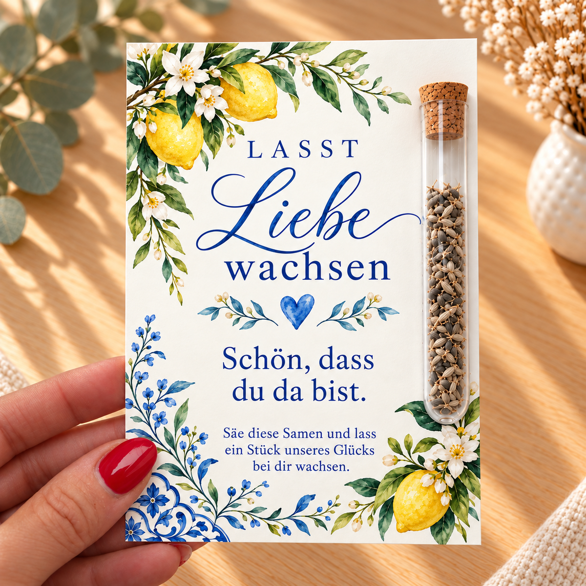 Gastgeschenk zur Hochzeit mit Zitronen in der Hand