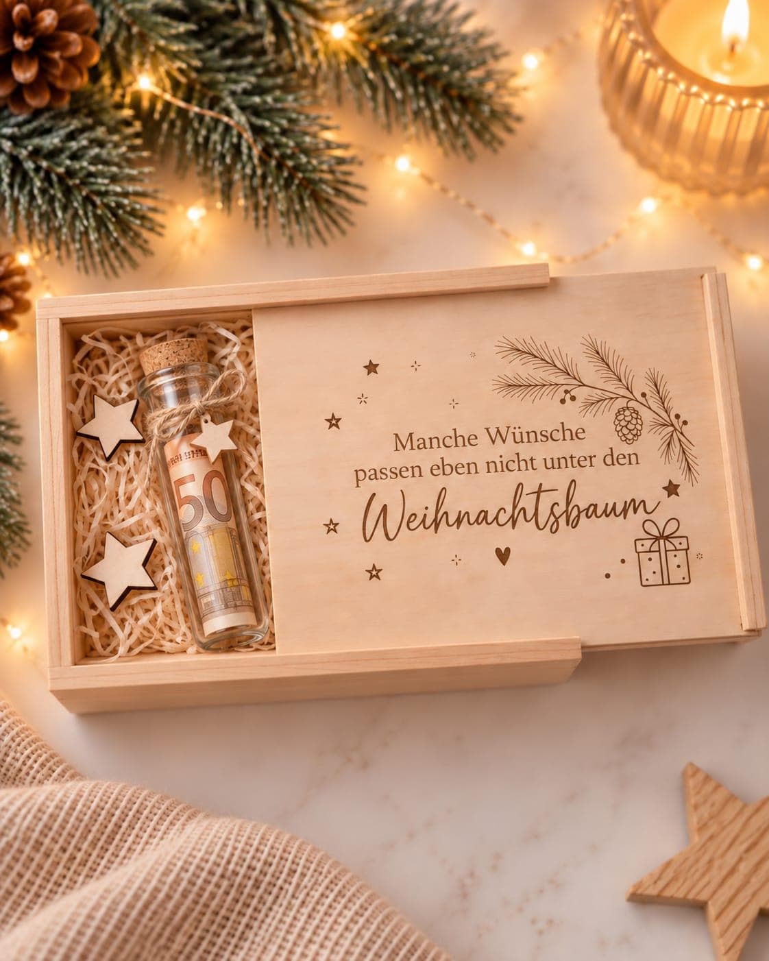 Geldgeschenk Weihnachten in Holzkiste mit Schiebedeckel, Design Weihnachtsbaum, mit Geldschein im Glasröhrchen und Holzsternen
