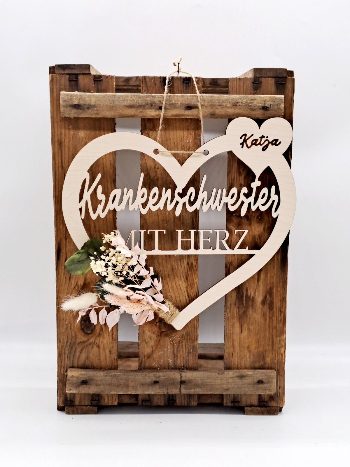 Holzherz „Krankenschwester mit Herz“ mit Trockenblumen und personalisiertem Zusatzherz Katja