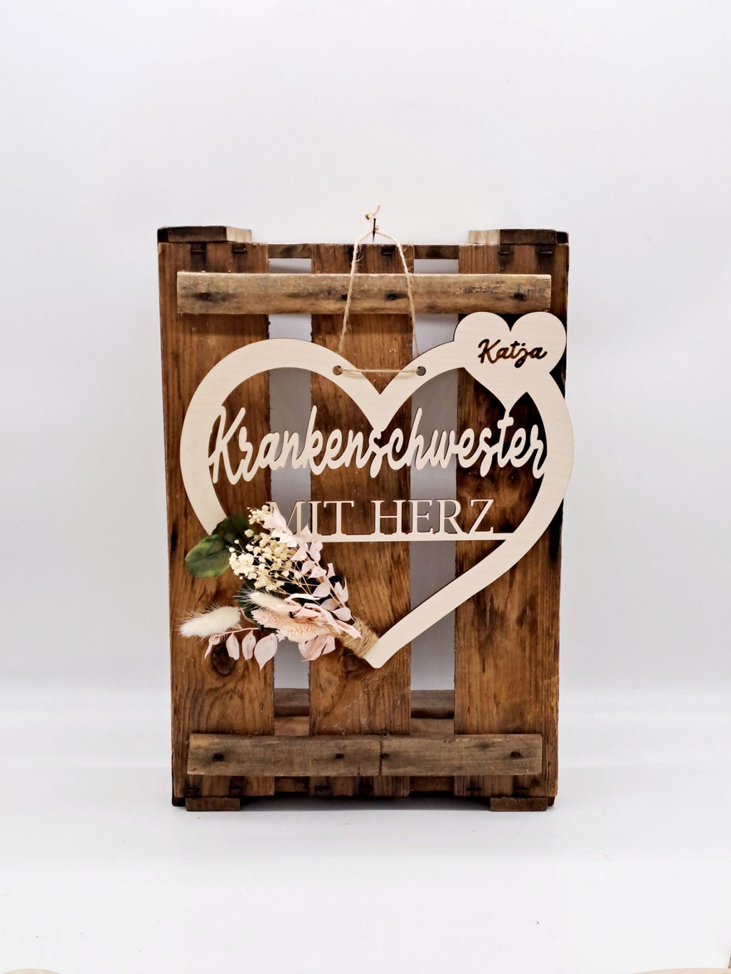 Personalisiertes Geschenk für Krankenschwester – Holzherz mit Trockenblumen und Name Katja