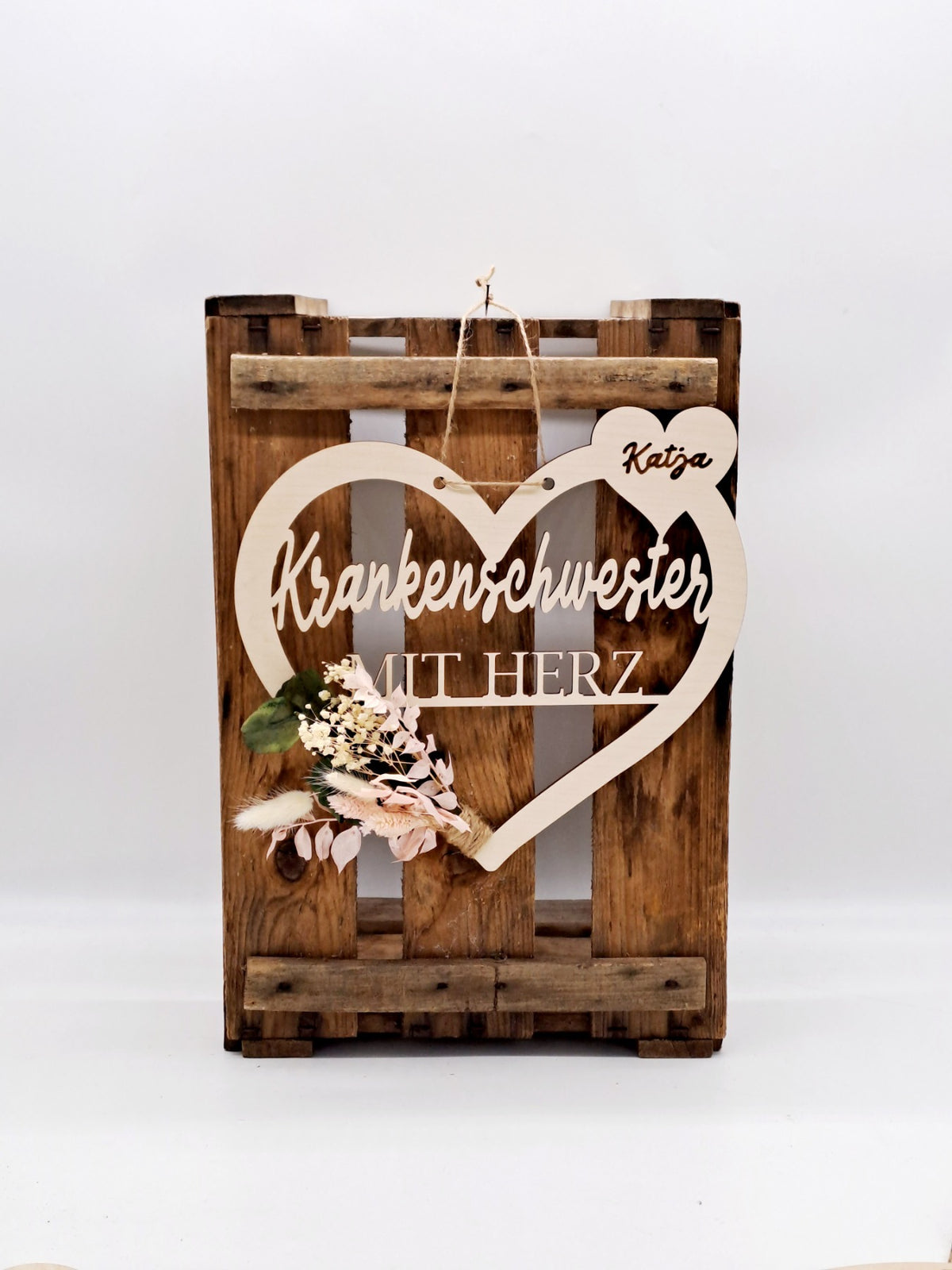 Personalisiertes Geschenk für Krankenschwester – Holzherz mit Trockenblumen und Name Katja
