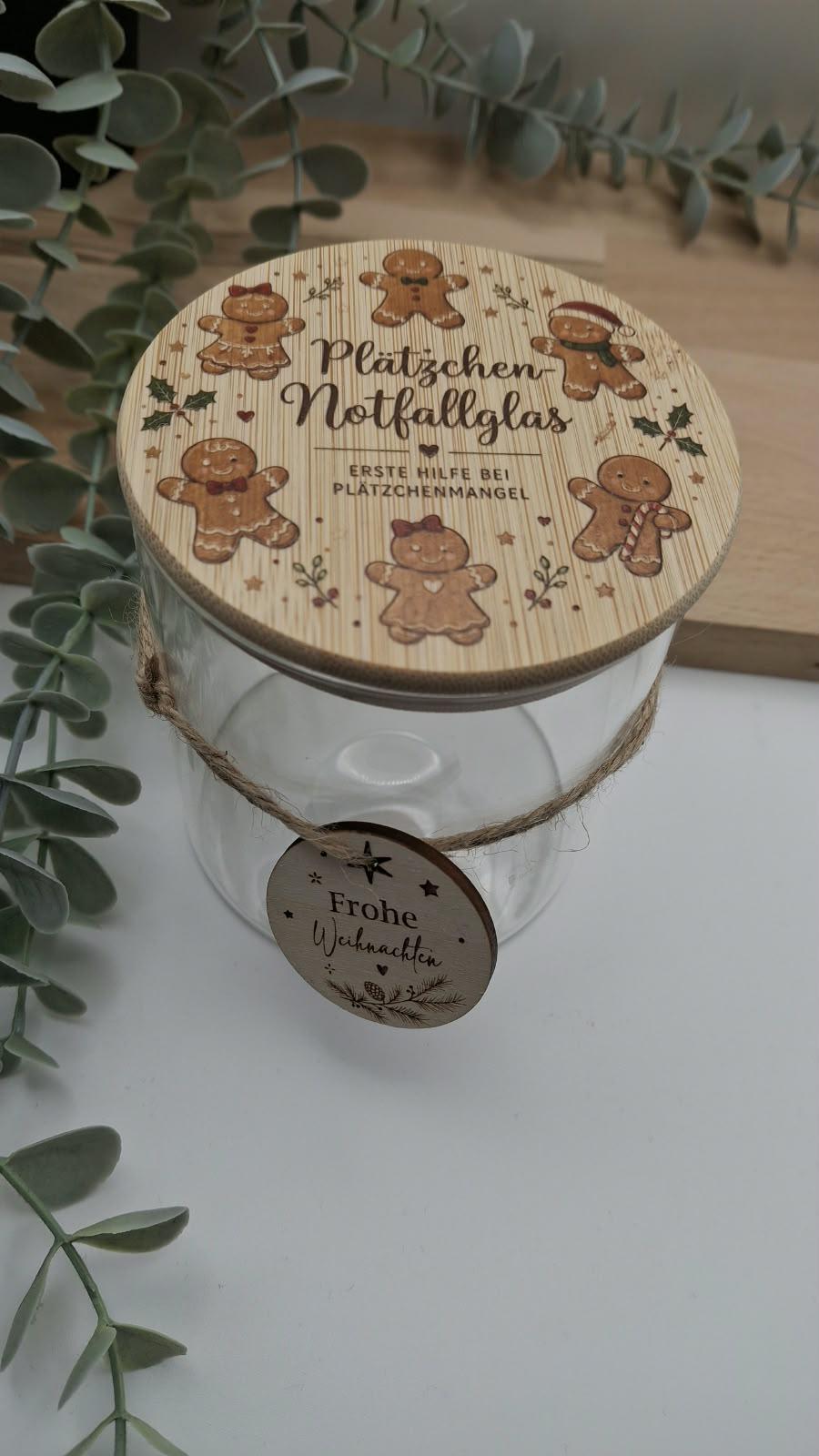 Keksdose mit Lebkuchenmotiv und Anhänger an der Schnur