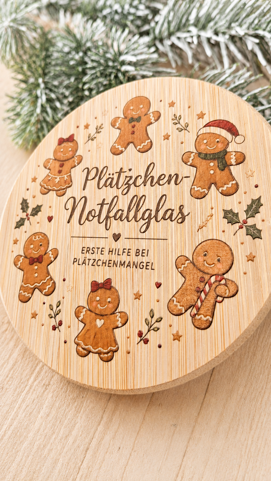 Holzdeckel der Weihnachts-Keksdose mit Lebkuchenfiguren und Aufschrift „Plätzchen Notfallglas“