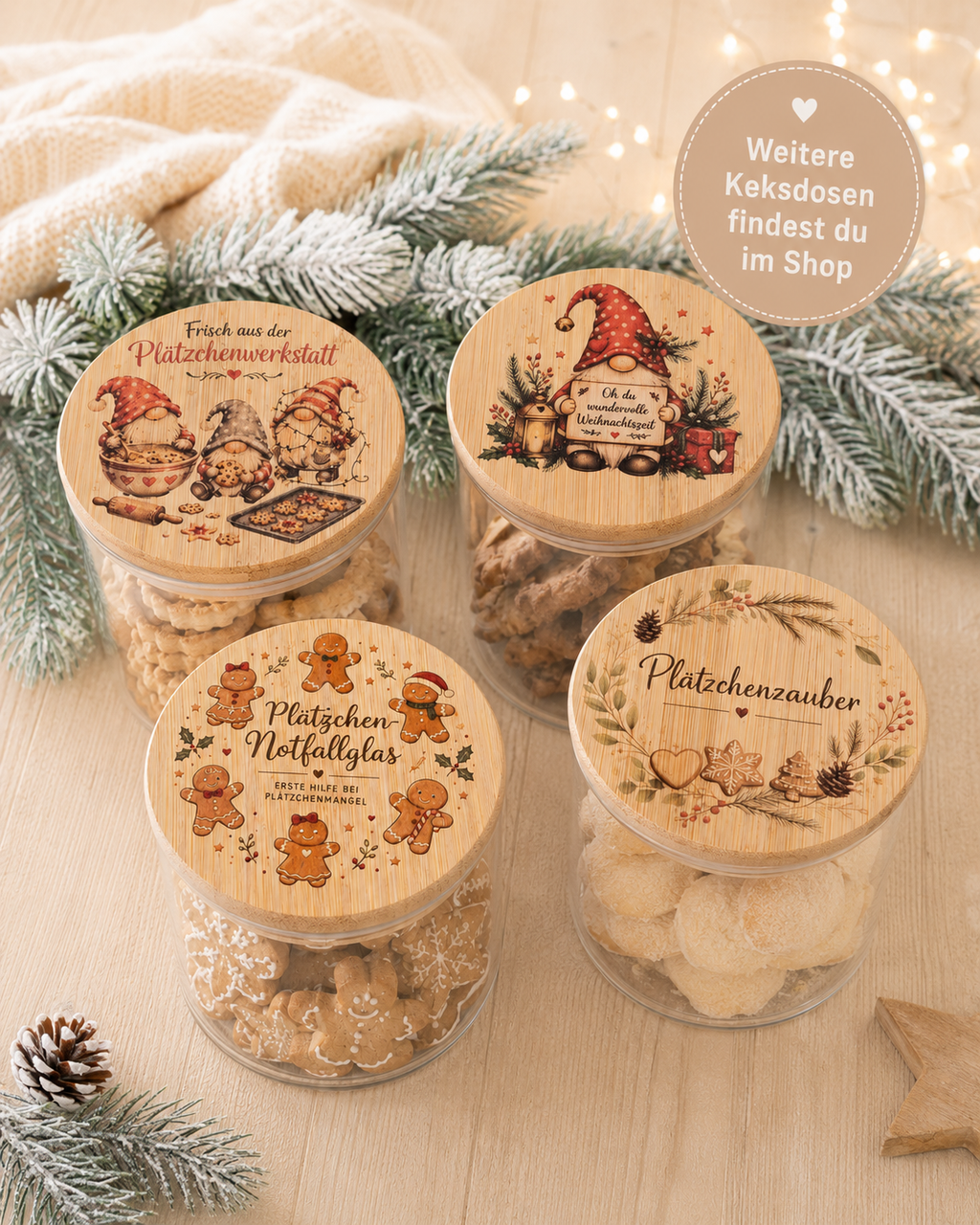 Vier Weihnachts-Keksdosen aus Glas mit verschiedenen Wichtel- und Lebkuchen-Holzdeckeln