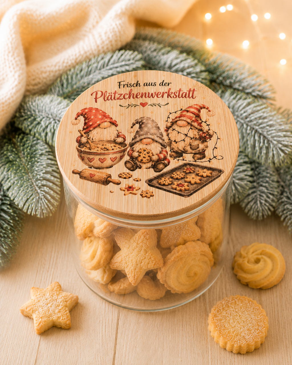 Gefüllte Weihnachts-Keksdose aus Glas mit Wichtel-Holzdeckel und Butterplätzchen