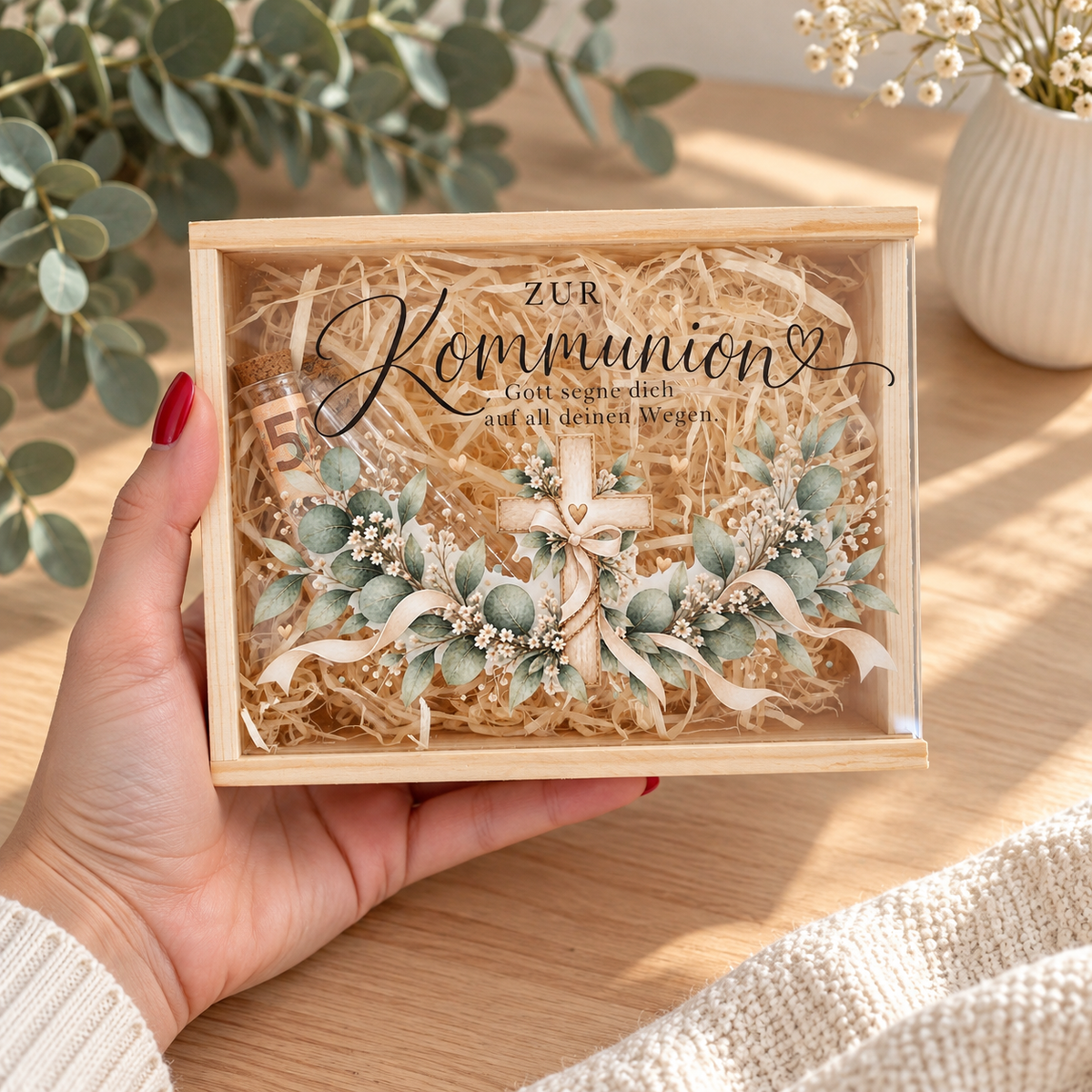 Kommunionsgeschenk in Holzbox mit Kreuz und Eukalyptus in der Hand