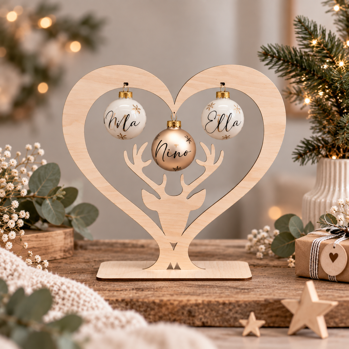 Kugelhalter Herz aus Naturholz mit Hirsch und drei personalisierten Weihnachtskugeln
