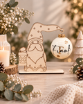 Kugelhalter aus Holz mit Wichtel und personalisierter Weihnachtskugel