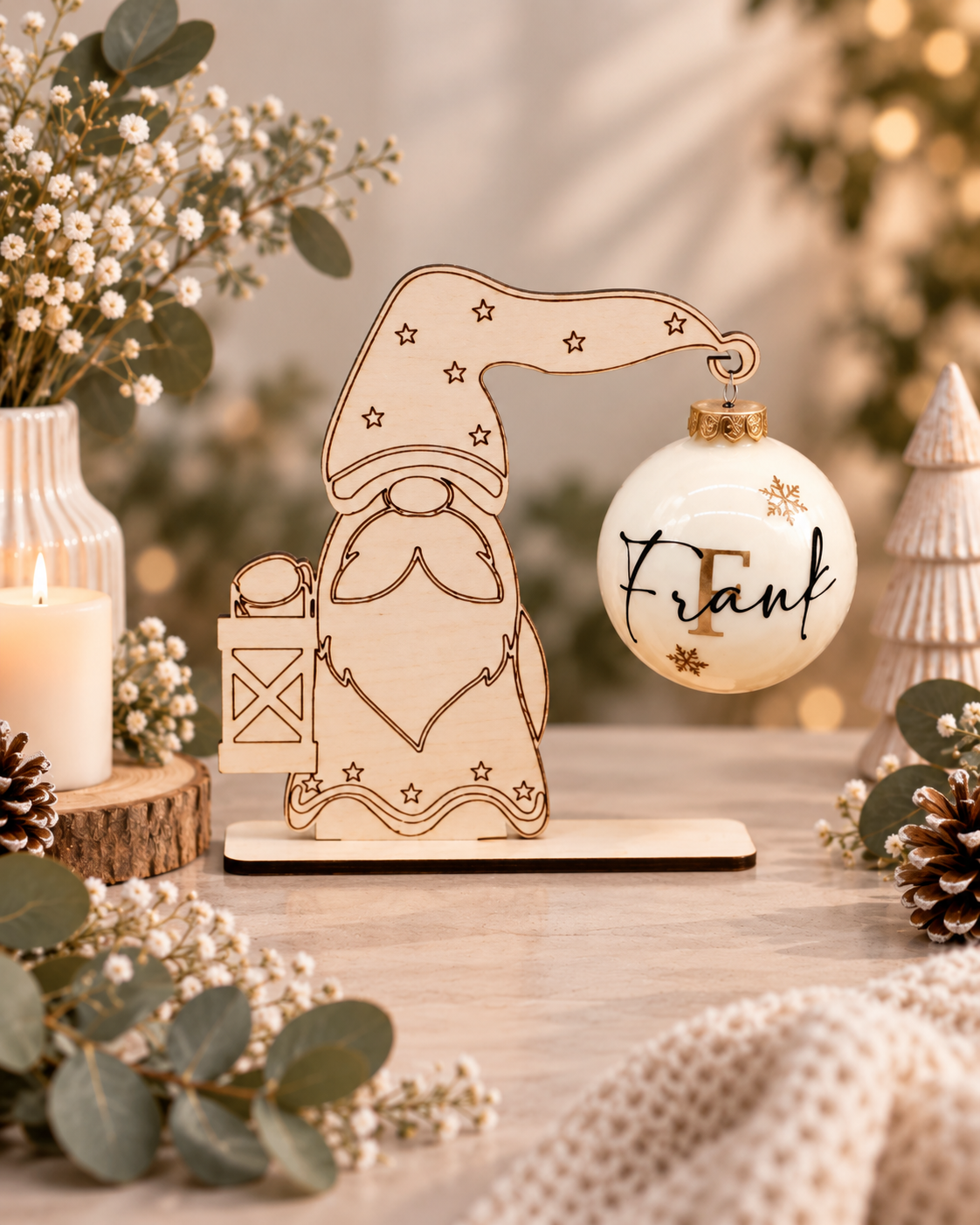 Kugelhalter aus Holz mit Wichtel und personalisierter Weihnachtskugel