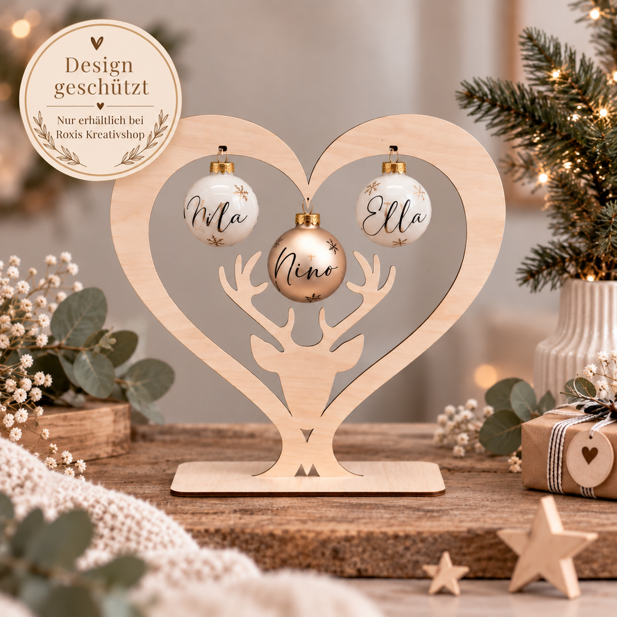 Weihnachtskugel-Halter Herz aus Naturholz mit drei Namenskugeln, Design von RoxisKreativShop