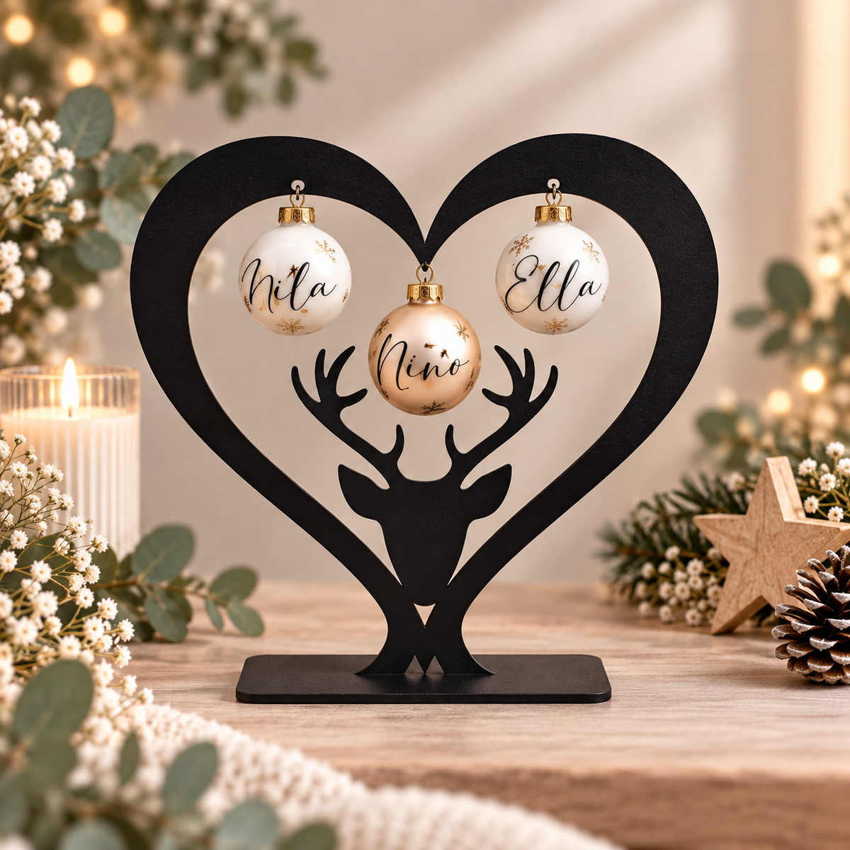 Weihnachtskugel-Halter Herz aus schwarzem Holz mit Hirsch und drei personalisierten Kugeln