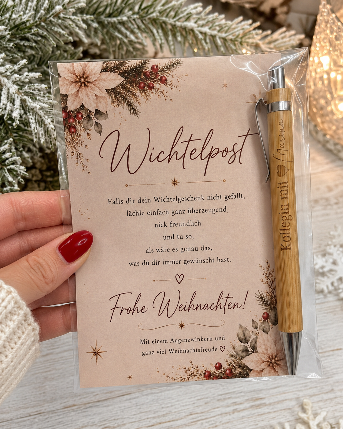 Wichtelpost-Karte mit personalisiertem Kugelschreiber in der Hand gehalten