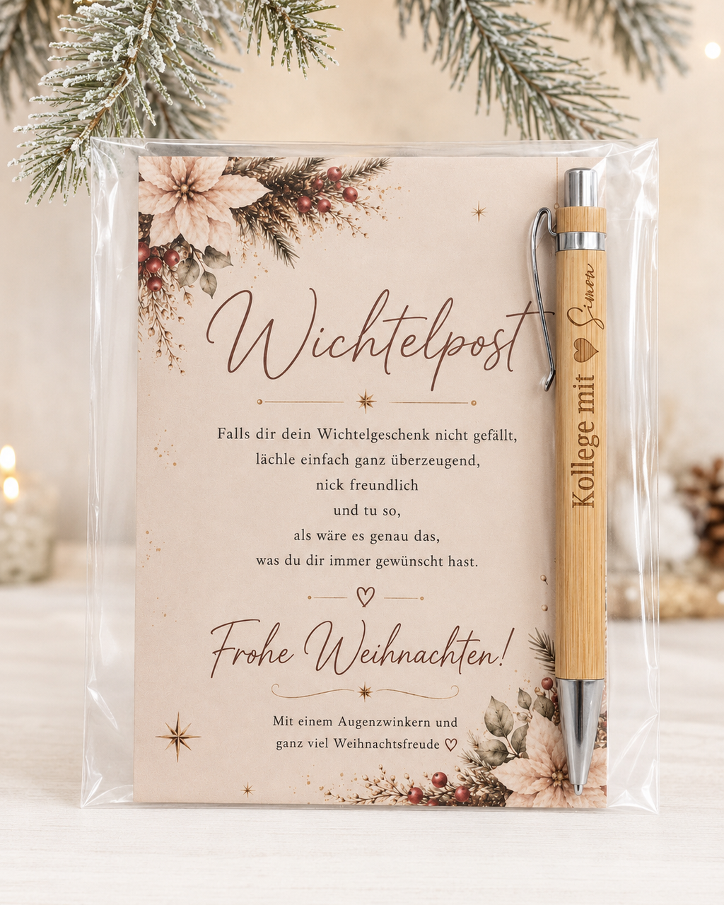 Wichtelpost-Karte mit Kugelschreiber in Klarsichthülle vor Tannenzweigen
