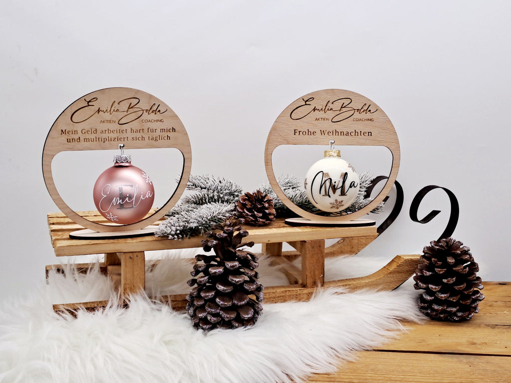 Kugelhalter aus Holz mit Firmenlogo und Weihnachtskugel