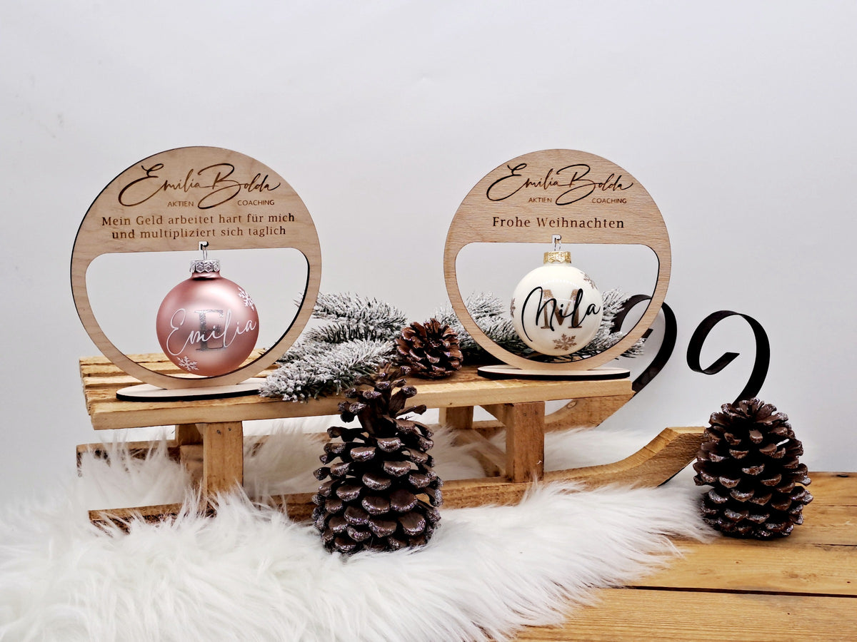 Kugelhalter aus Holz mit Firmenlogo und Weihnachtskugel