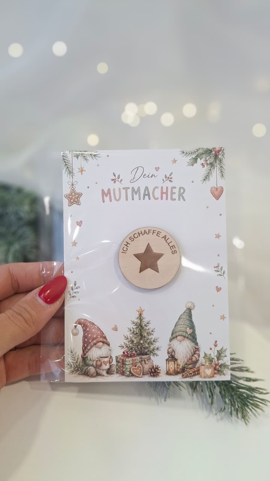 Nahaufnahme der Mutmacher-Karte mit Stern-Holzchip als Adventskalenderfüllung