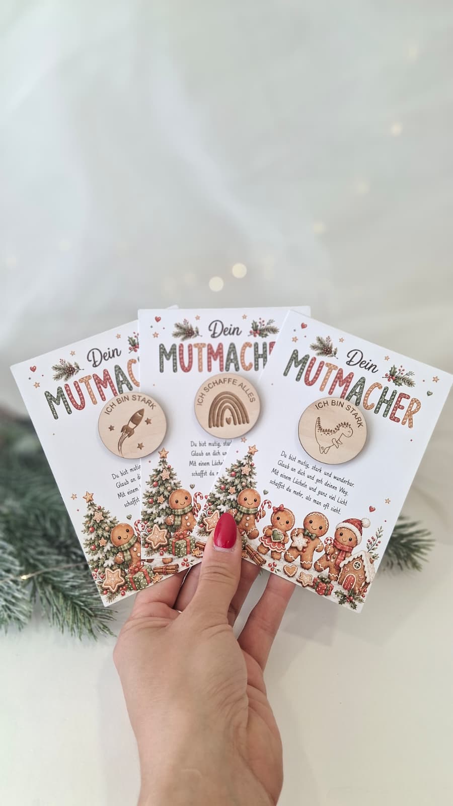 Drei Mutmacher-Karten mit Holzchips als Adventskalender-Kleinigkeiten für Kinder