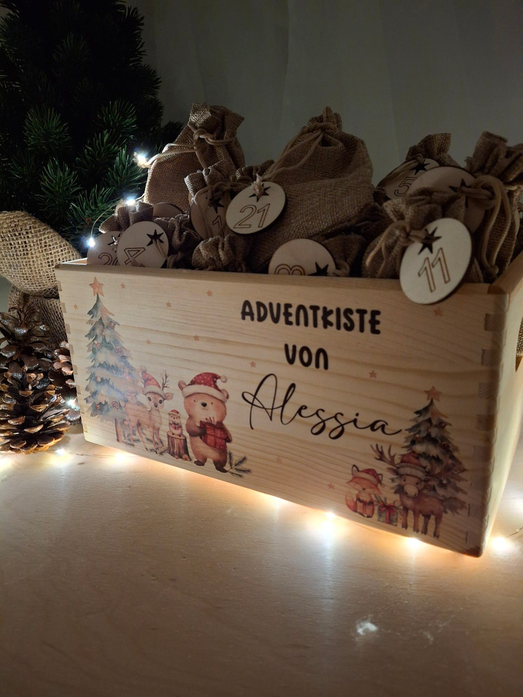 Beleuchtete Adventskiste aus Holz von Alessia mit 24 Jutesäckchen zum Befüllen