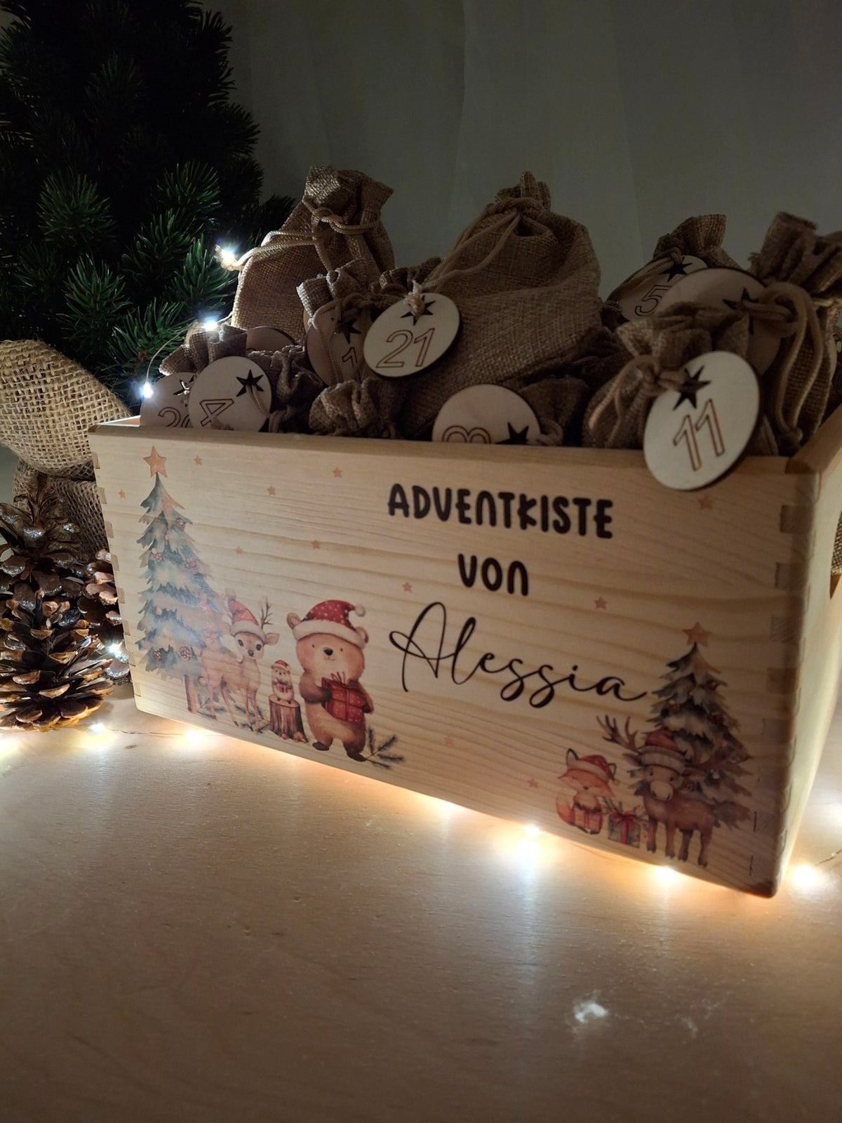 Beleuchtete Adventskiste aus Holz von Alessia mit 24 Jutesäckchen zum Befüllen