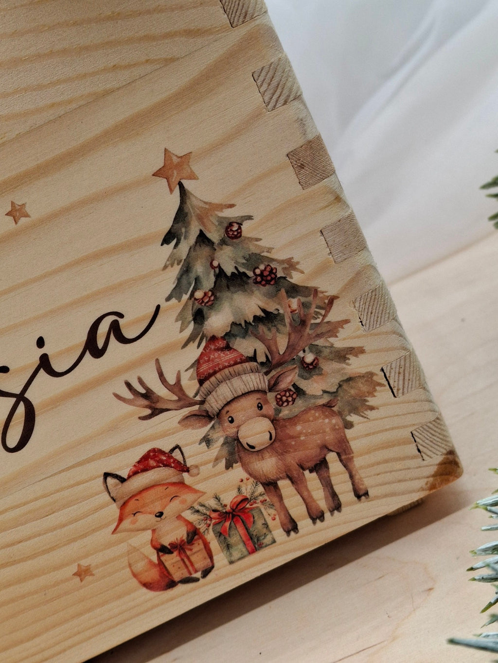 Detail der personalisierten Adventskiste mit Fuchs-, Elch- und Tannenbaummotiv