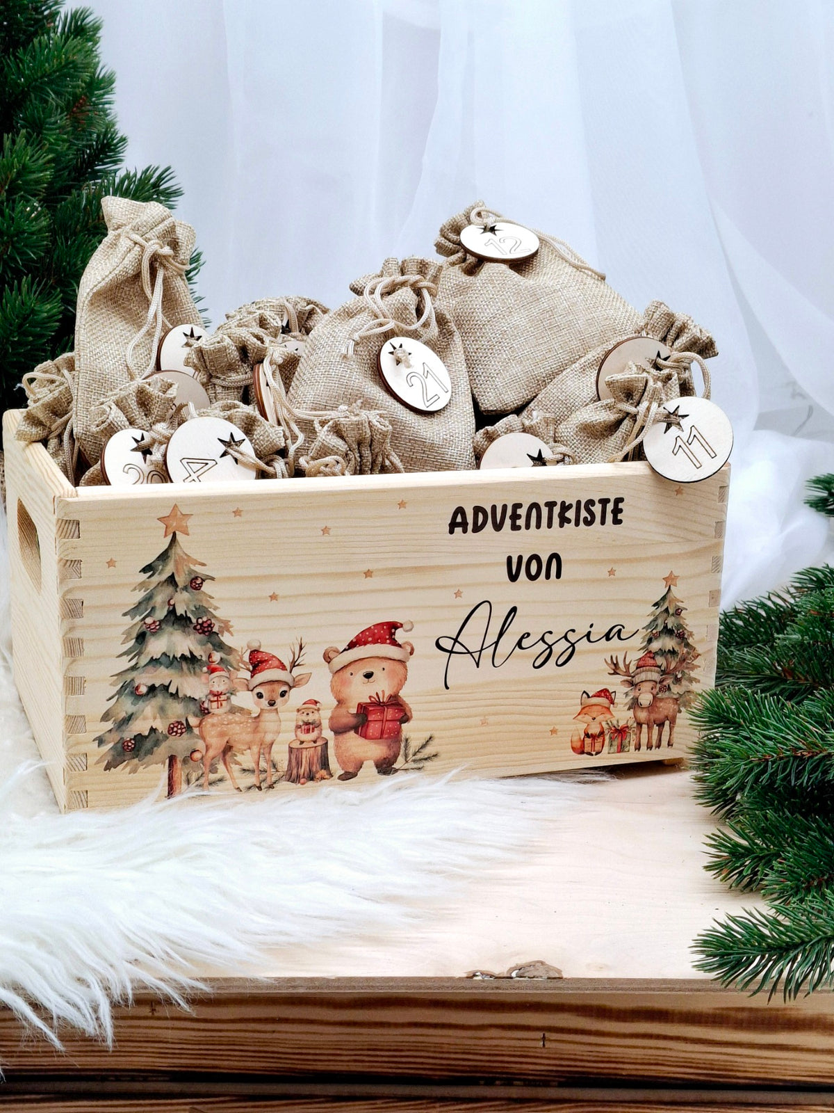 Personalisierte Adventskiste von Alessia mit Waldtiermotiv, Jutesäckchen und Zahlenanhängern