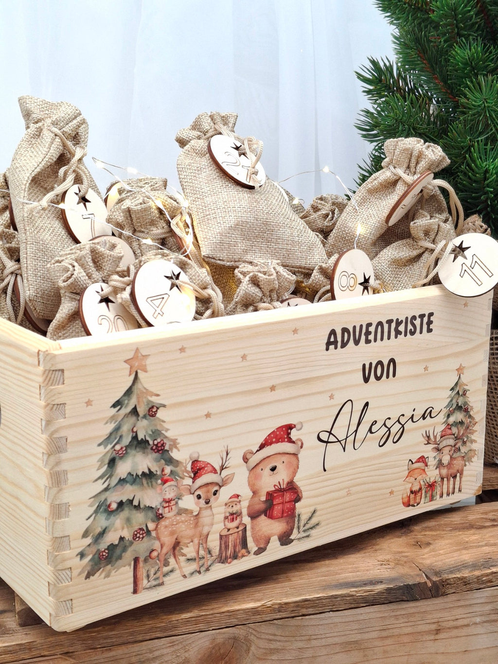 Personalisierte Adventskiste von Alessia aus Holz mit 24 Jutesäckchen und Waldtiermotiv