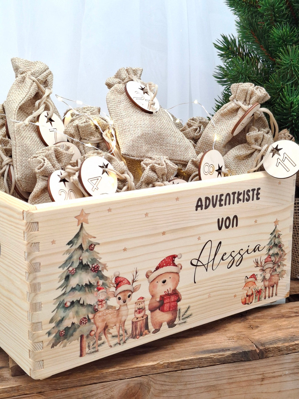 Personalisierte Adventskiste von Alessia aus Holz mit 24 Jutesäckchen und Waldtiermotiv
