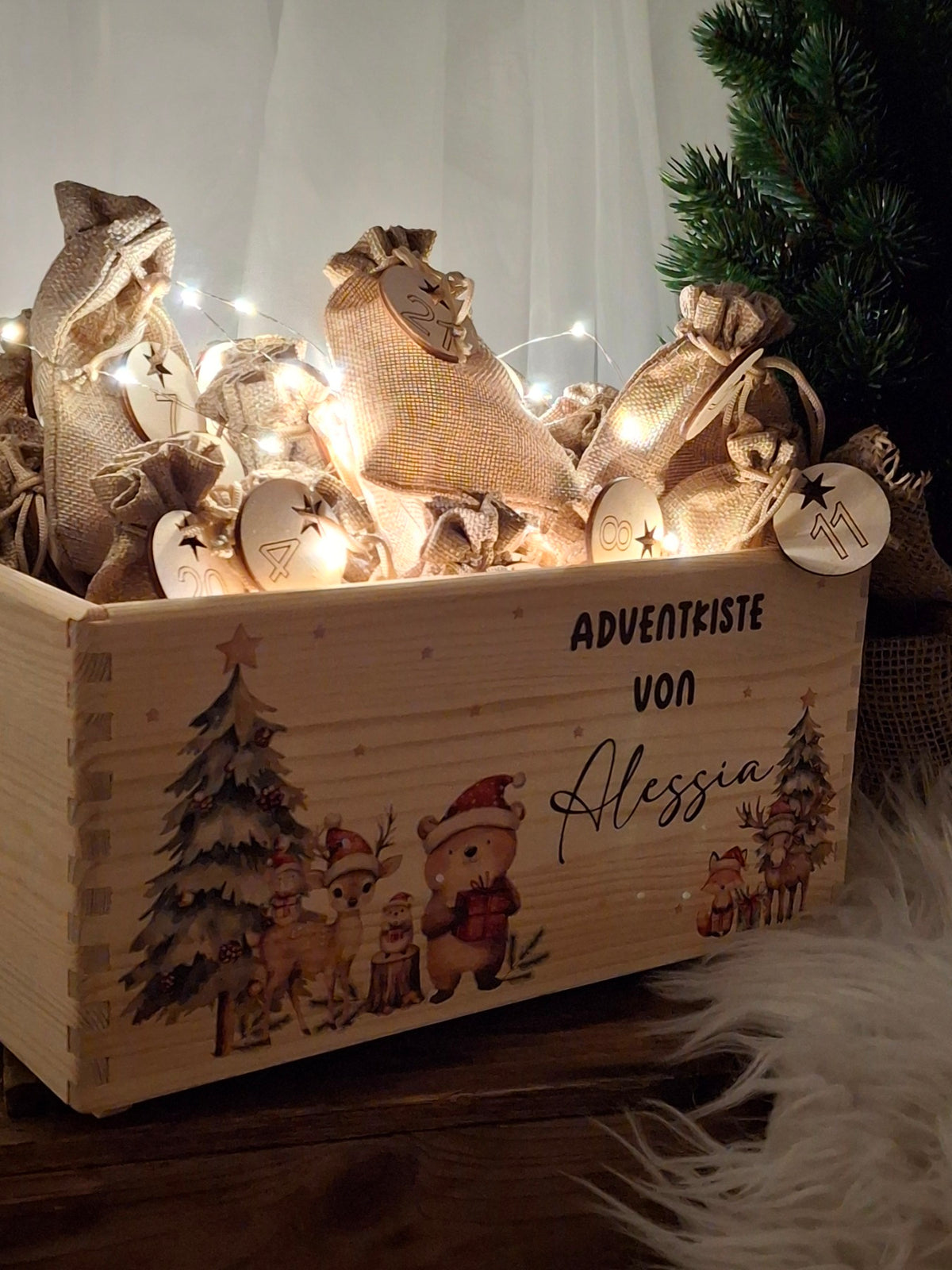 Beleuchtete personalisierte Adventskiste von Alessia mit Jutesäckchen und Zahlenanhängern