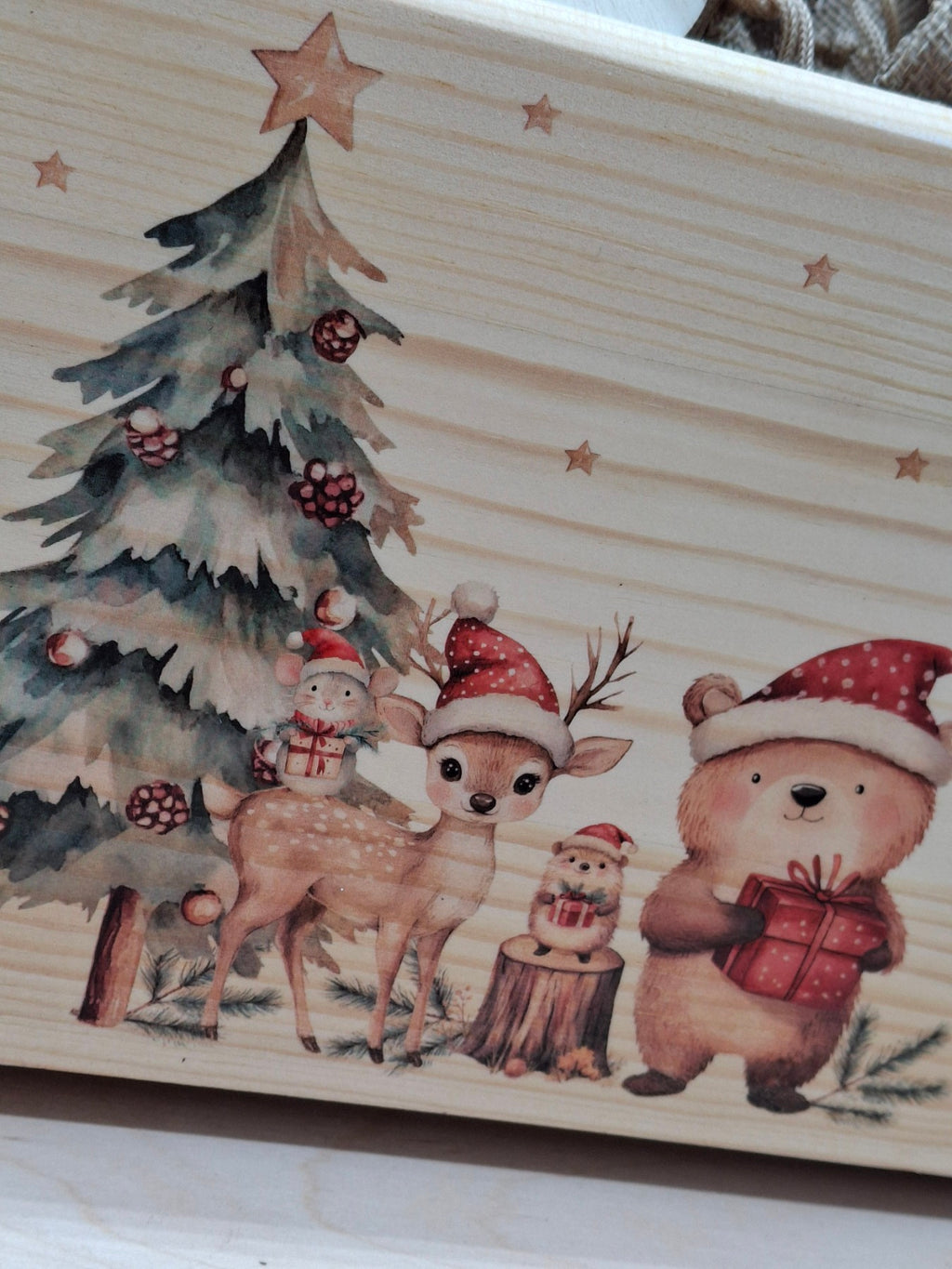 Detail der Adventskiste aus Holz mit Tannenbaum, Reh und Bär im Weihnachtsmotiv