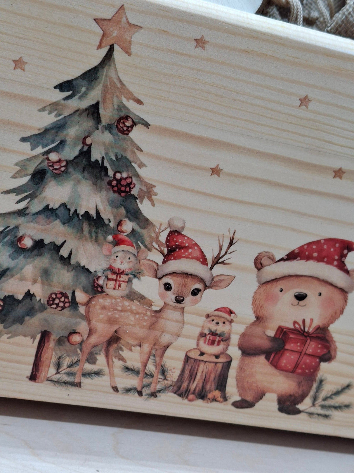 Detail der Adventskiste aus Holz mit Tannenbaum, Reh und Bär im Weihnachtsmotiv